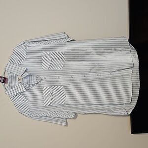Old Navy Mens stripped button down shirt. In EUC.